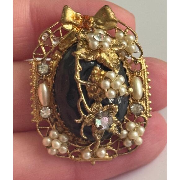 VTG Elaborate Filigree Gold Tone Black With Rhinestone Faux‎ Pearl Earrings